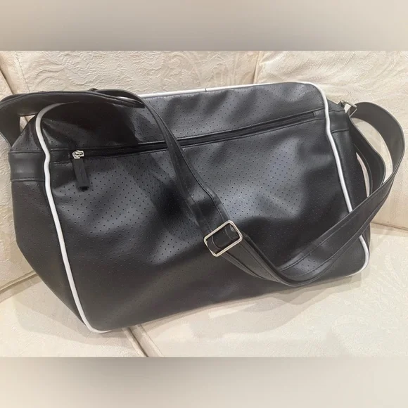 New, Ben Sherman Black Duffel Bag with White Accents 💼 - Picture 3 of 4